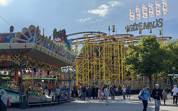 Musik Express und Wilde Maus auf dem Olympiapark Sommerfestival 2025 (©Foto: Martin Schmitz)